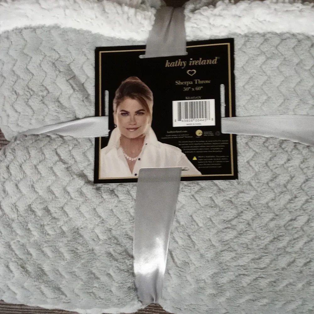 Kathy Ireland Sherpa Throw 50x60 New - Picture 1 of 2